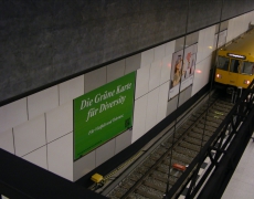Plakataktion für Vielfalt & Toleranz am Berliner Hauptbahnhof